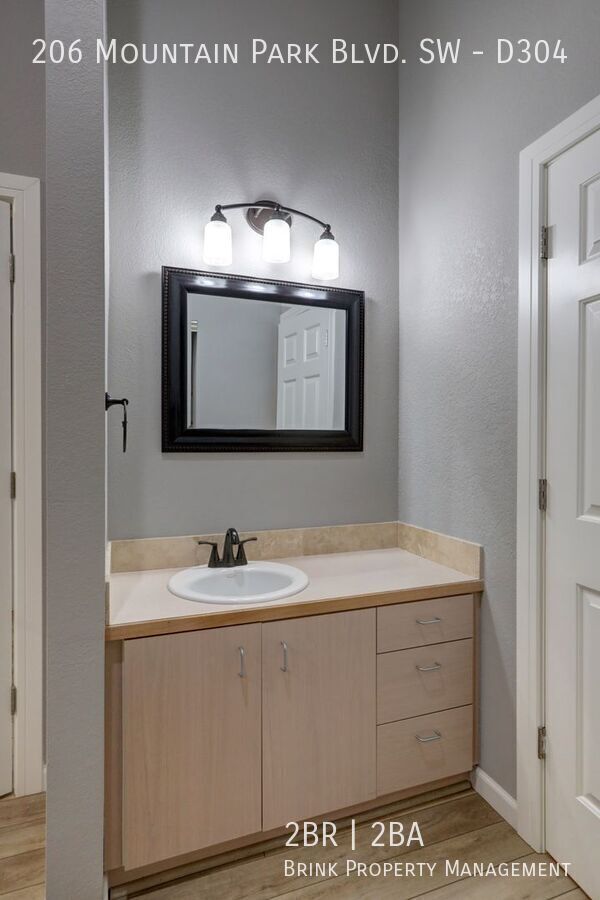 Spacious 2bd + DEN, 1.75ba Condo available in the heart of Issaquah! property image