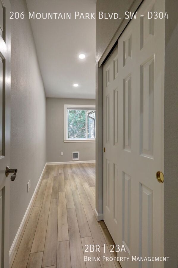 Spacious 2bd + DEN, 1.75ba Condo available in the heart of Issaquah! property image