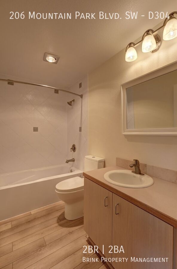 Spacious 2bd + DEN, 1.75ba Condo available in the heart of Issaquah! property image