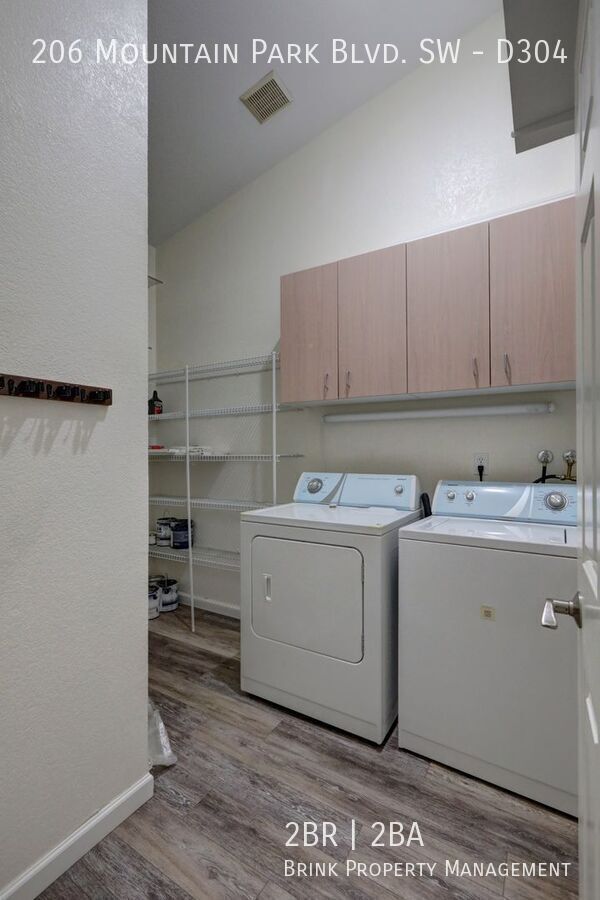 Spacious 2bd + DEN, 1.75ba Condo available in the heart of Issaquah! property image