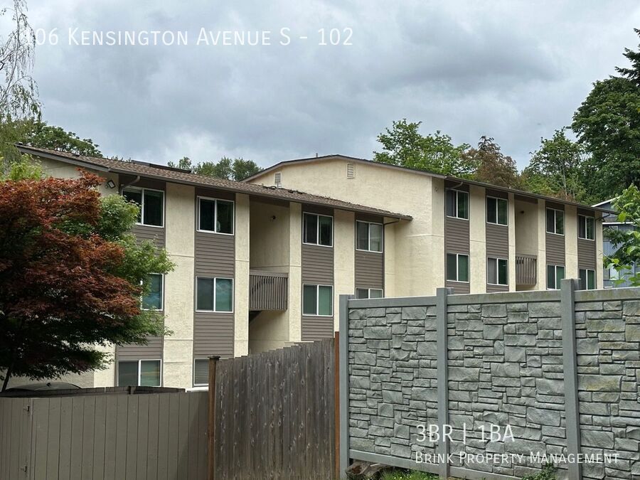 Great Remodeled 3 Bedroom Apartment Home - Convenient Location property image