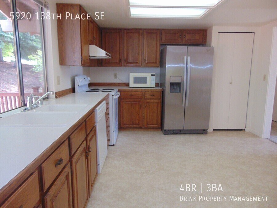 Great 4BR 2.5BA Split Entry Home in Quiet Forest Park Neighborhood property image