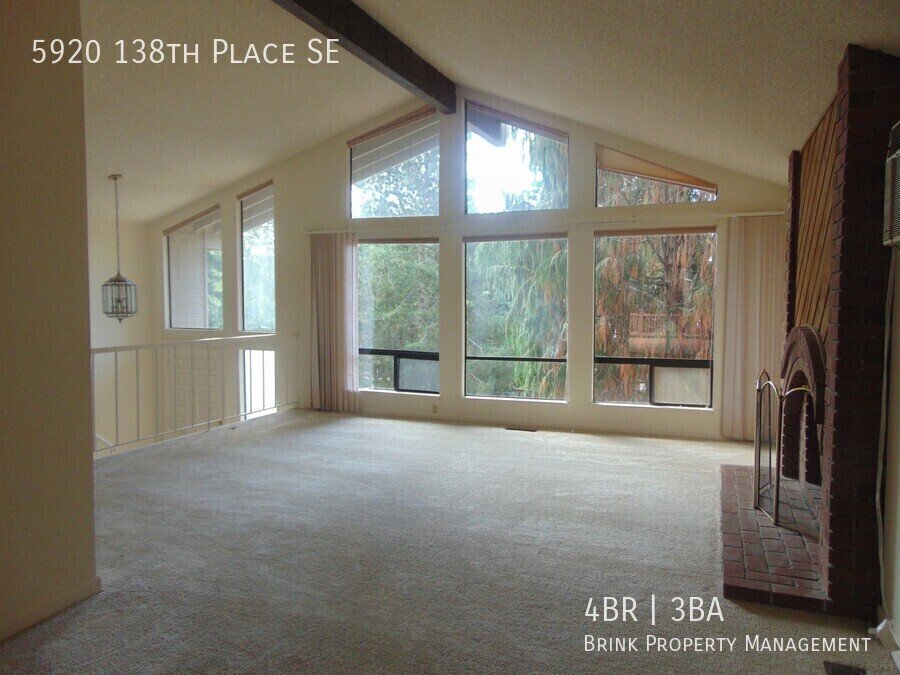 Great 4BR 2.5BA Split Entry Home in Quiet Forest Park Neighborhood property image