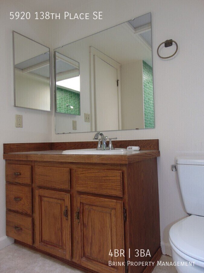 Great 4BR 2.5BA Split Entry Home in Quiet Forest Park Neighborhood property image