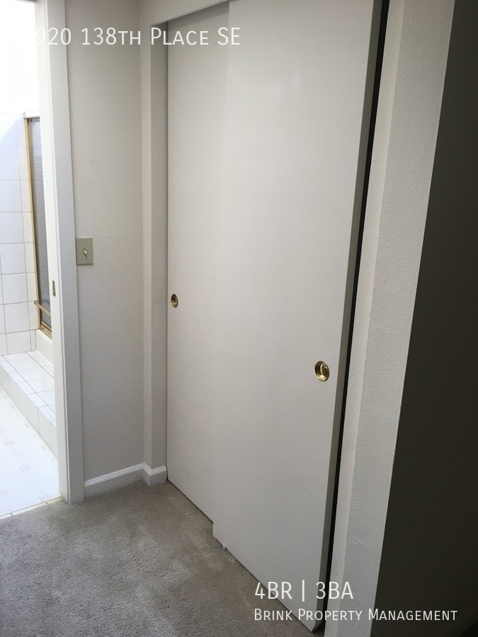 Great 4BR 2.5BA Split Entry Home in Quiet Forest Park Neighborhood property image