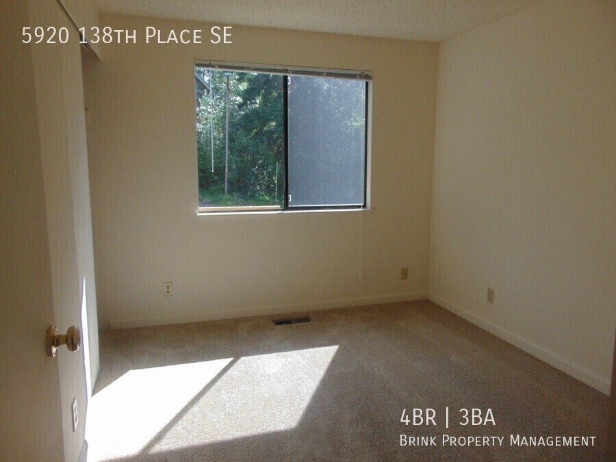 Great 4BR 2.5BA Split Entry Home in Quiet Forest Park Neighborhood property image
