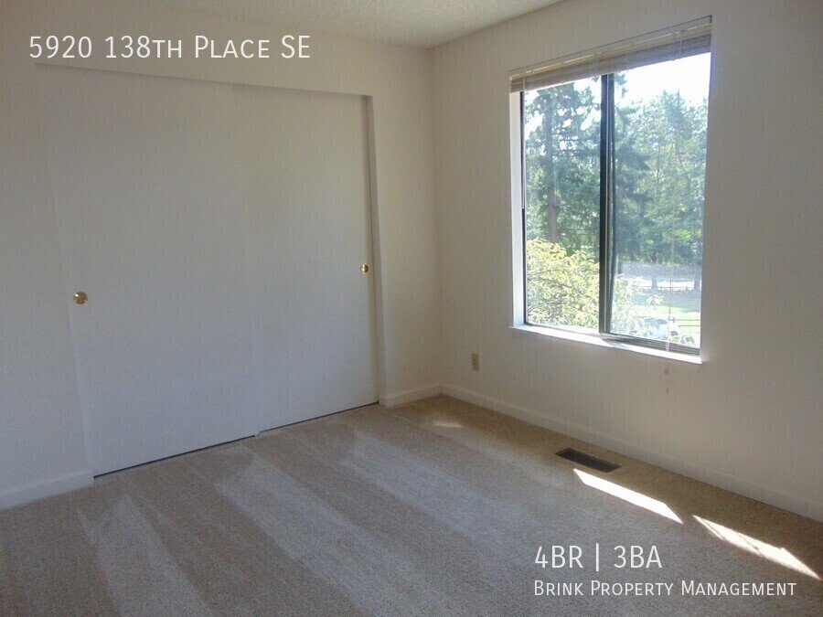 Great 4BR 2.5BA Split Entry Home in Quiet Forest Park Neighborhood property image