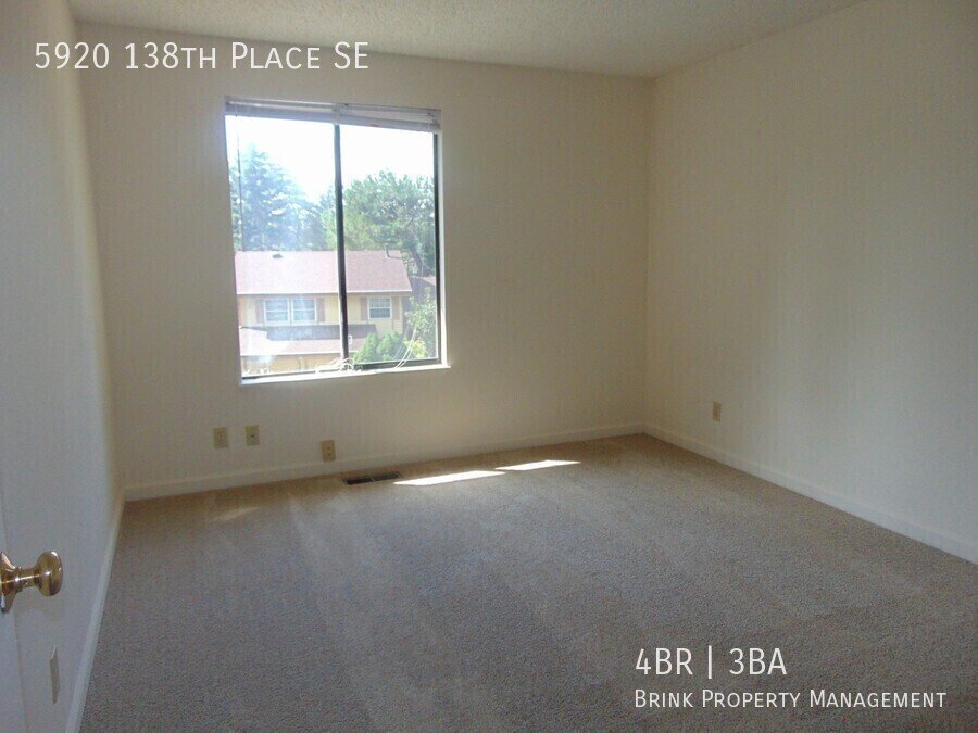 Great 4BR 2.5BA Split Entry Home in Quiet Forest Park Neighborhood property image