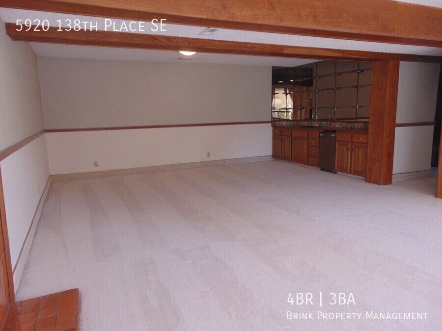 Great 4BR 2.5BA Split Entry Home in Quiet Forest Park Neighborhood property image