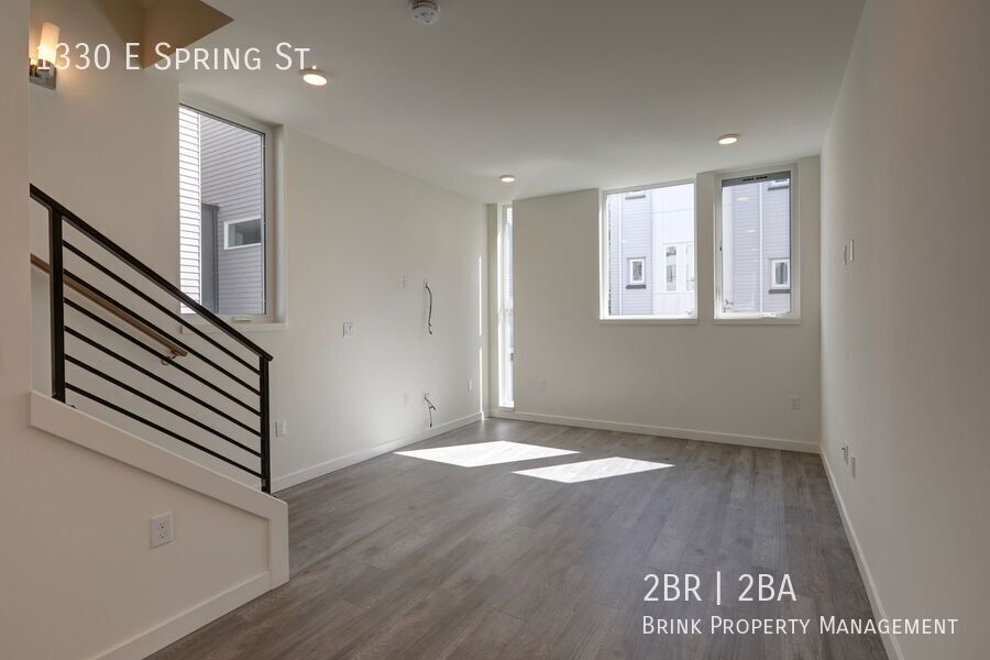 Stylish Capitol Hill Townhouse Living | 2 Bed + Den + Rooftop property image