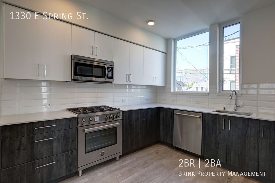 Stylish Capitol Hill Townhouse Living | 2 Bed + Den + Rooftop property image