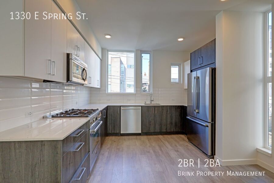 Stylish Capitol Hill Townhouse Living | 2 Bed + Den + Rooftop property image
