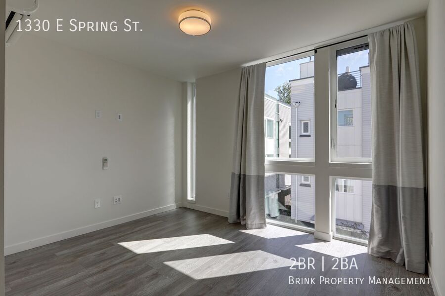 Stylish Capitol Hill Townhouse Living | 2 Bed + Den + Rooftop property image