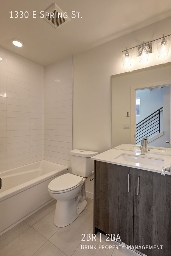Stylish Capitol Hill Townhouse Living | 2 Bed + Den + Rooftop property image