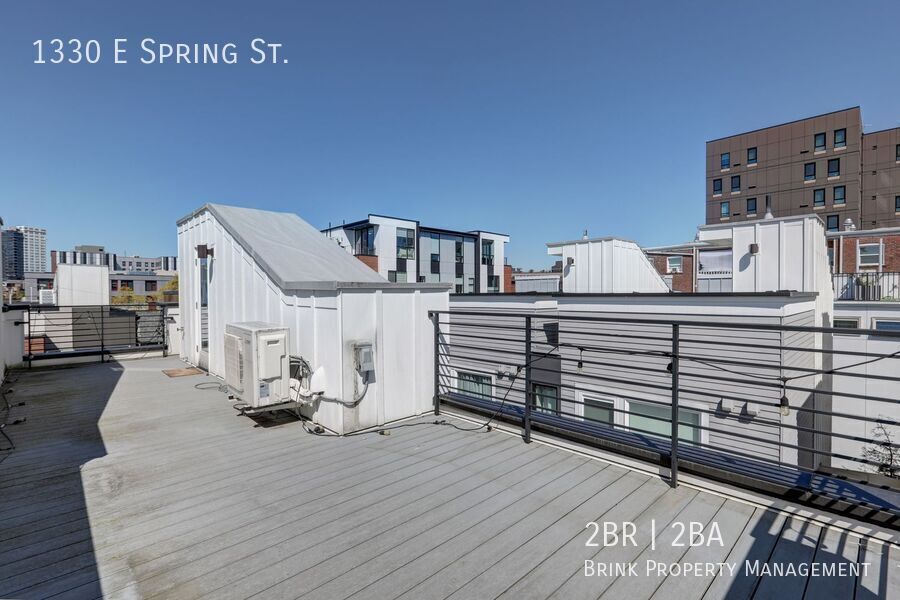 Stylish Capitol Hill Townhouse Living | 2 Bed + Den + Rooftop property image