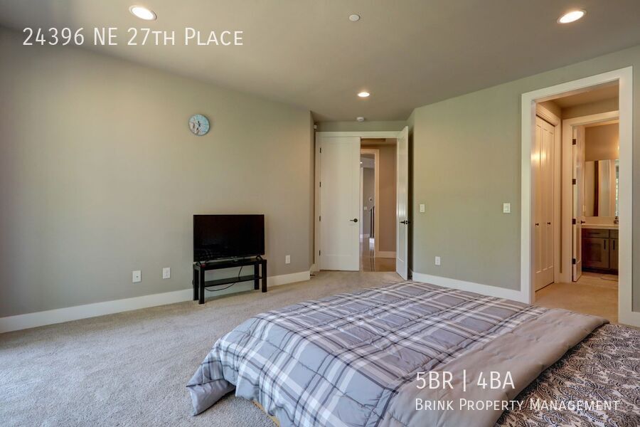 Stunning 5-Bedroom Sammamish Home with Main-Level Guest Suite property image