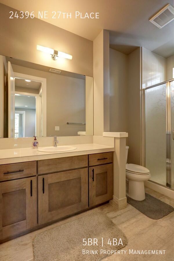 Stunning 5-Bedroom Sammamish Home with Main-Level Guest Suite property image