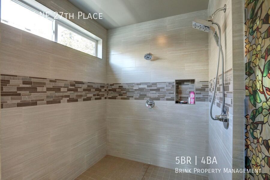Stunning 5-Bedroom Sammamish Home with Main-Level Guest Suite property image