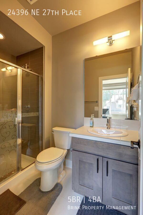 Stunning 5-Bedroom Sammamish Home with Main-Level Guest Suite property image