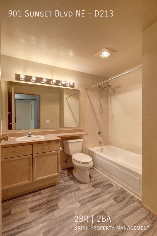 Beautiful 2 Bedroom/2 Bath Renton Condo, Great Location, W/S/G included!! property image