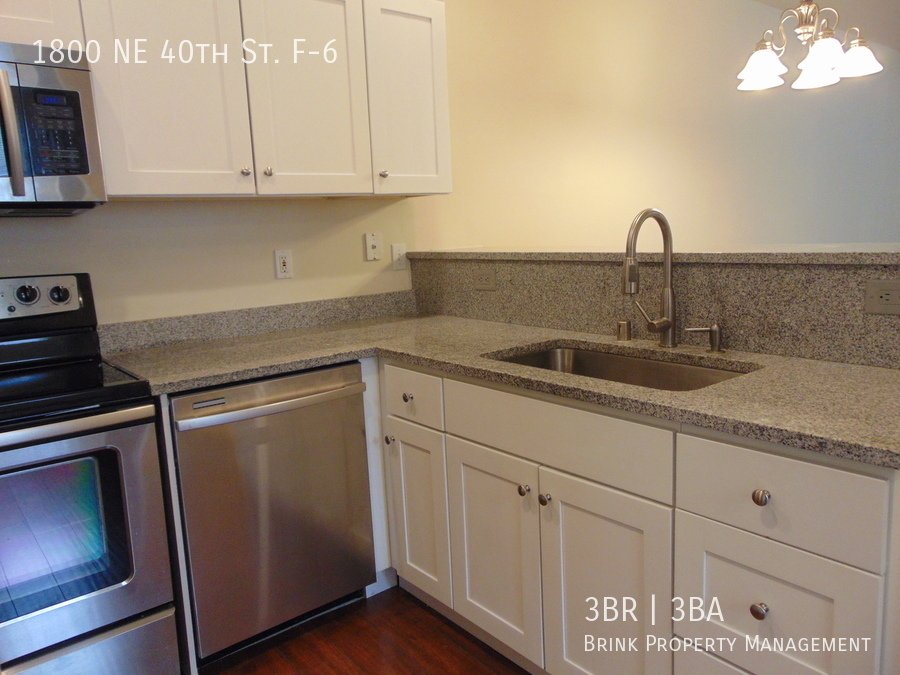 Nicely Updated 3BR RentonTownhome, Great Location! property image