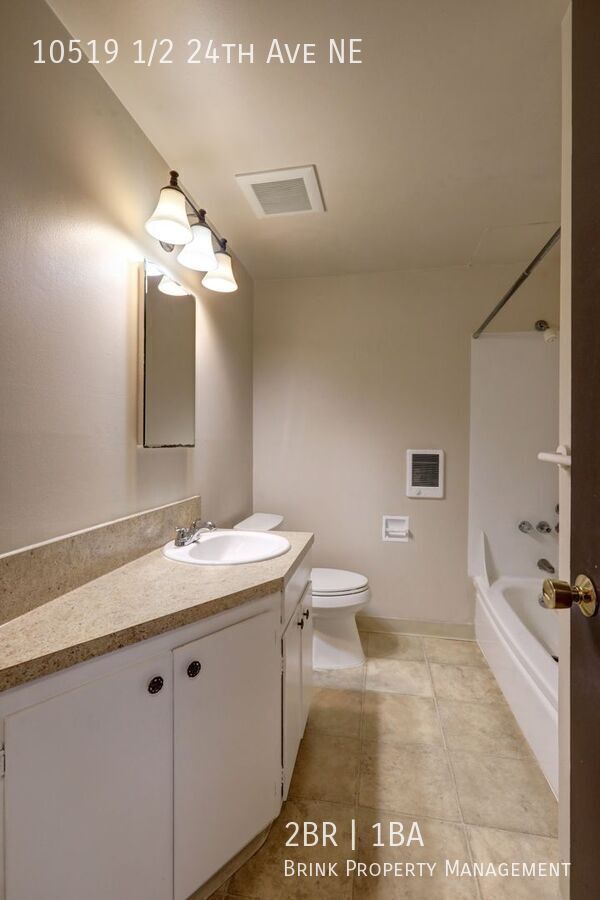 1 Month Free!! Great Location! 2 Bedroom, 1 Bath Apartment, Nicely Maintained building property image