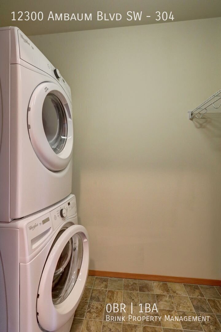 Ambaum Place | Top Floor Studio w/ In-Unit Laundry Available Now! property image
