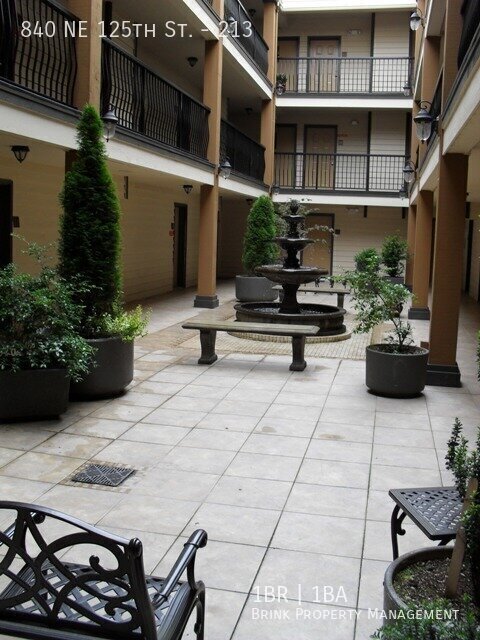 Beautiful One Bedroom Condo Available in North Seattle! property image