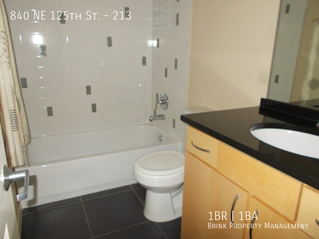 Beautiful One Bedroom Condo Available in North Seattle! property image