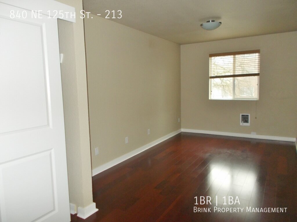 Beautiful One Bedroom Condo Available in North Seattle! property image