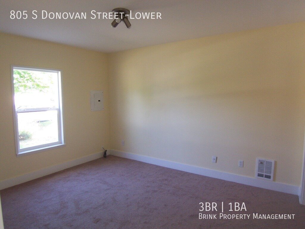 Beautifully Updated South Park Ground Floor 3 Bedroom in Duplex with Huge Yard property image