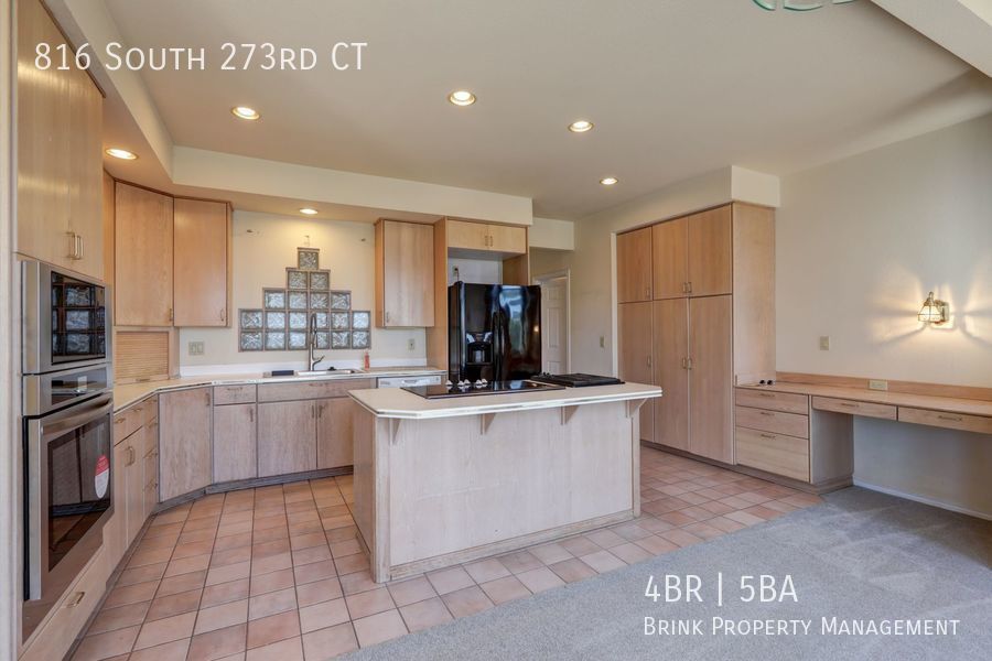 4+ Bedroom with Great Entertaining Wrap Around Decks with VIEW of PUGET SOUND!! property image