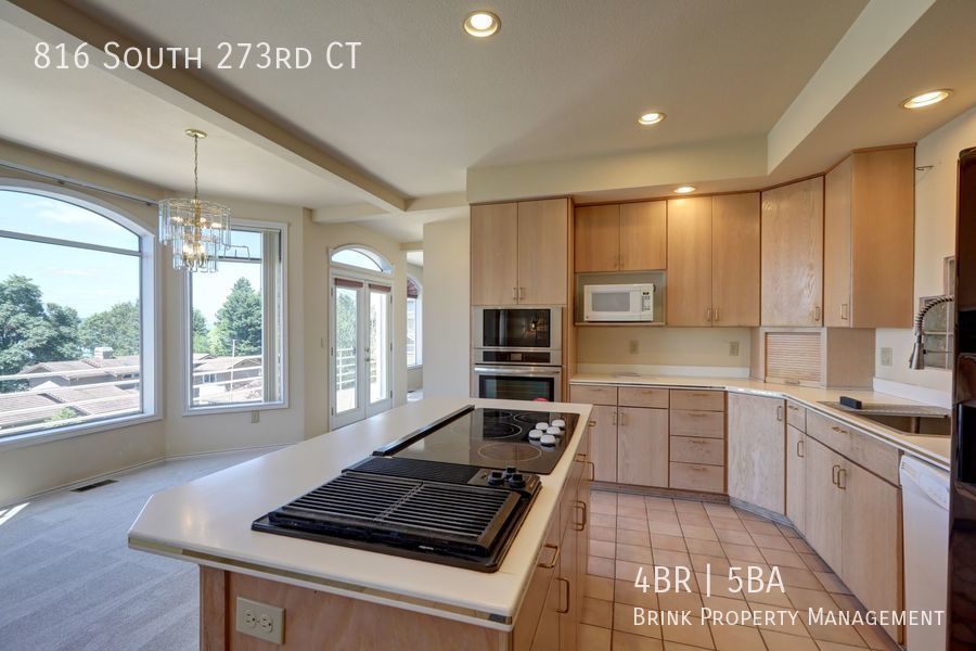 4+ Bedroom with Great Entertaining Wrap Around Decks with VIEW of PUGET SOUND!! property image