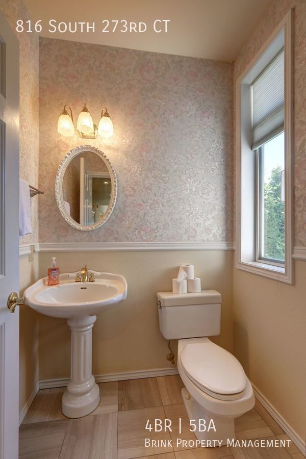 4+ Bedroom with Great Entertaining Wrap Around Decks with VIEW of PUGET SOUND!! property image