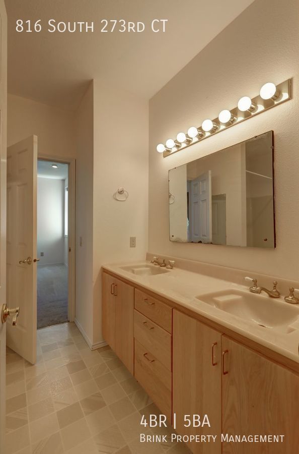 4+ Bedroom with Great Entertaining Wrap Around Decks with VIEW of PUGET SOUND!! property image