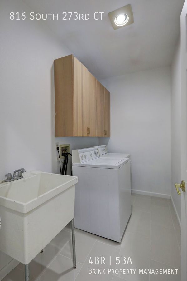 4+ Bedroom with Great Entertaining Wrap Around Decks with VIEW of PUGET SOUND!! property image