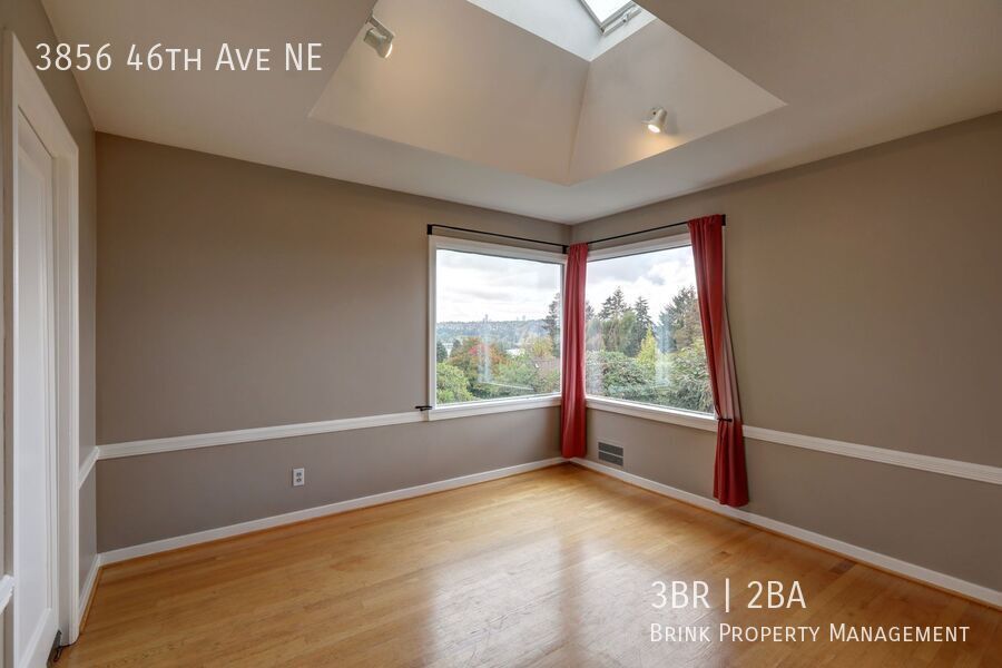 Unique Laurelhurst 3 Bedrooms with 2 Bathrooms Home Close to UW! property image