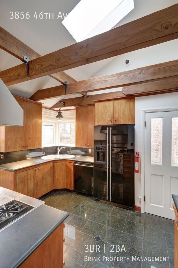 Unique Laurelhurst 3 Bedrooms with 2 Bathrooms Home Close to UW! property image