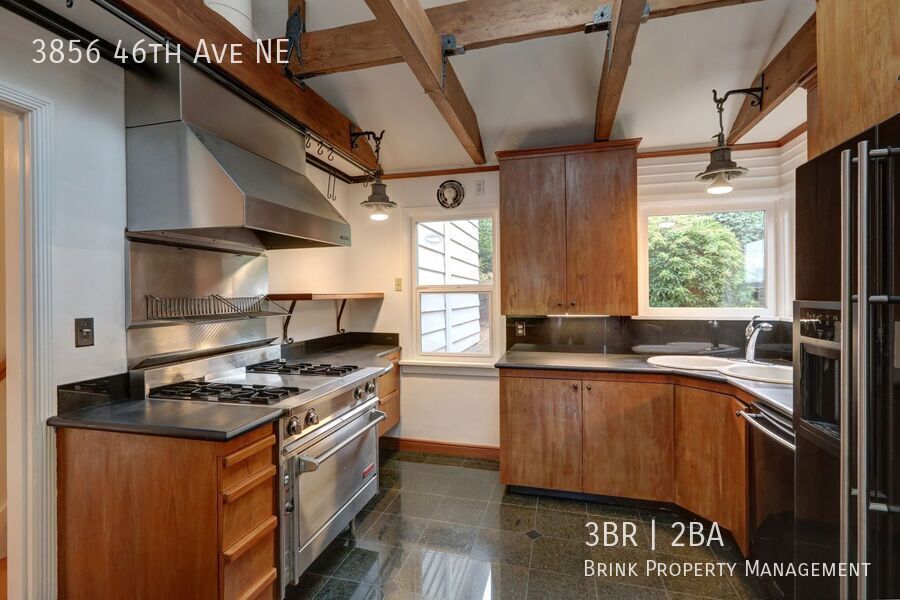 Unique Laurelhurst 3 Bedrooms with 2 Bathrooms Home Close to UW! property image
