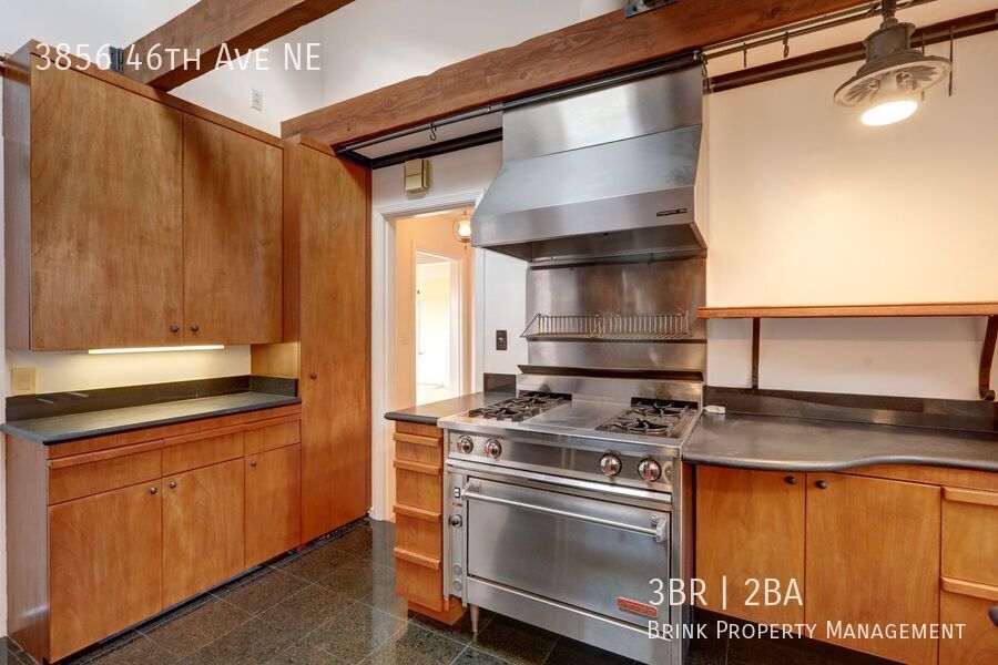 Unique Laurelhurst 3 Bedrooms with 2 Bathrooms Home Close to UW! property image
