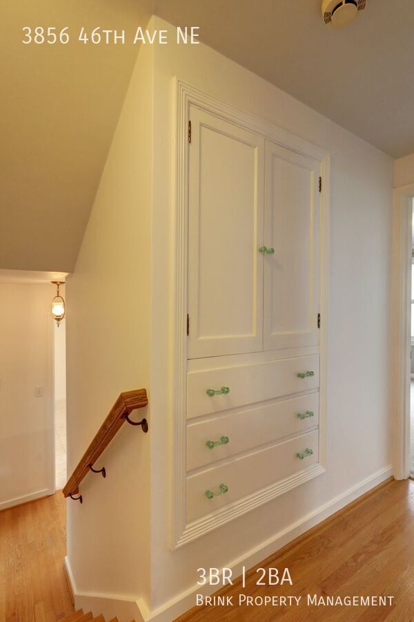 Unique Laurelhurst 3 Bedrooms with 2 Bathrooms Home Close to UW! property image