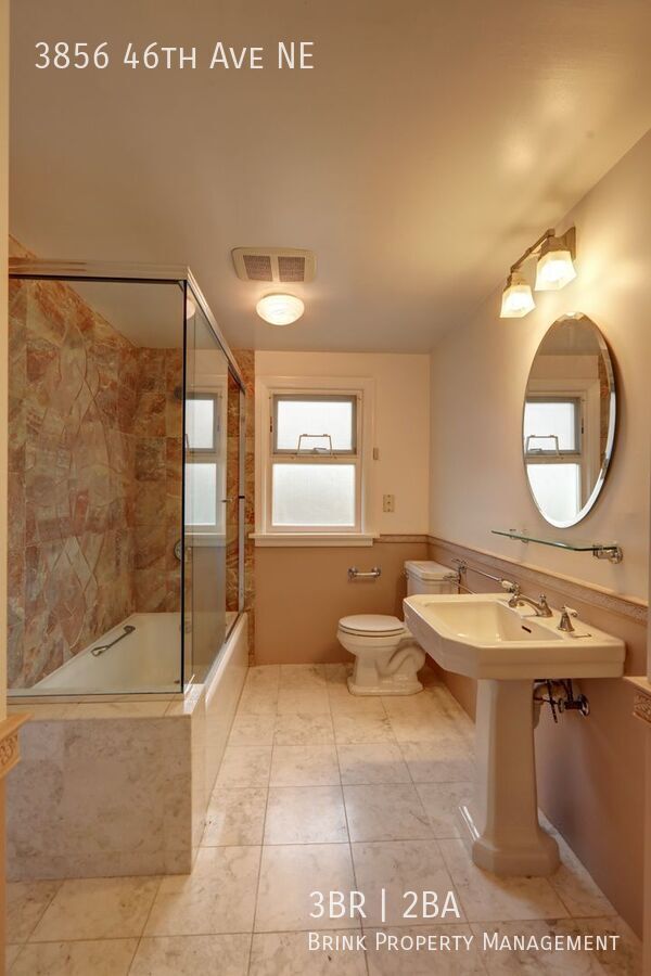 Unique Laurelhurst 3 Bedrooms with 2 Bathrooms Home Close to UW! property image