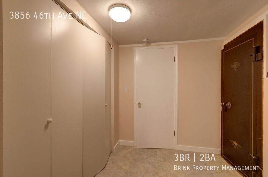 Unique Laurelhurst 3 Bedrooms with 2 Bathrooms Home Close to UW! property image