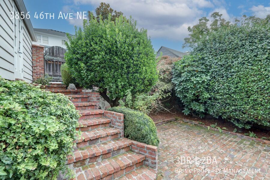 Unique Laurelhurst 3 Bedrooms with 2 Bathrooms Home Close to UW! property image