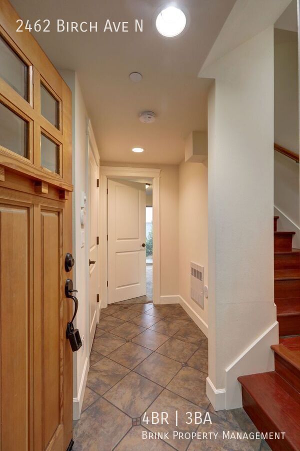Grand 4 bedroom /2.5-bathroom Townhome w/ Sweeping Views of Lake Union & Cascades! property image