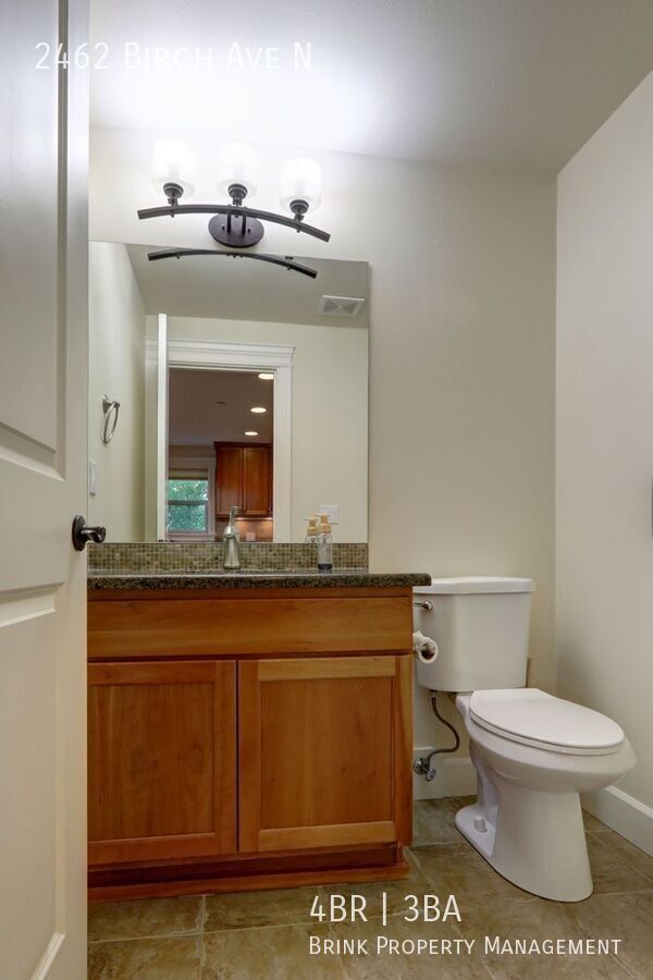 Grand 4 bedroom /2.5-bathroom Townhome w/ Sweeping Views of Lake Union & Cascades! property image