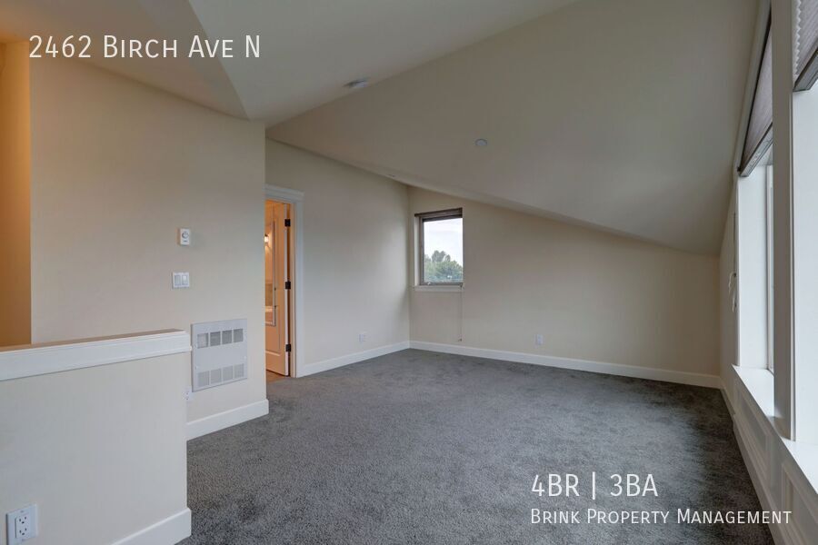 Grand 4 bedroom /2.5-bathroom Townhome w/ Sweeping Views of Lake Union & Cascades! property image