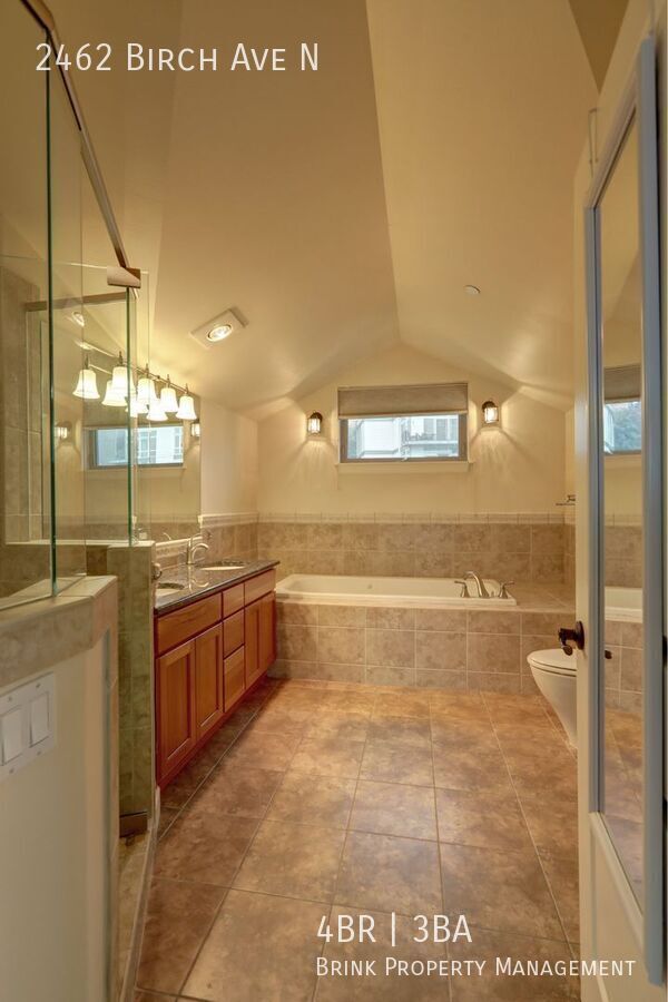 Grand 4 bedroom /2.5-bathroom Townhome w/ Sweeping Views of Lake Union & Cascades! property image