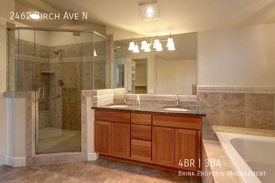 Grand 4 bedroom /2.5-bathroom Townhome w/ Sweeping Views of Lake Union & Cascades! property image