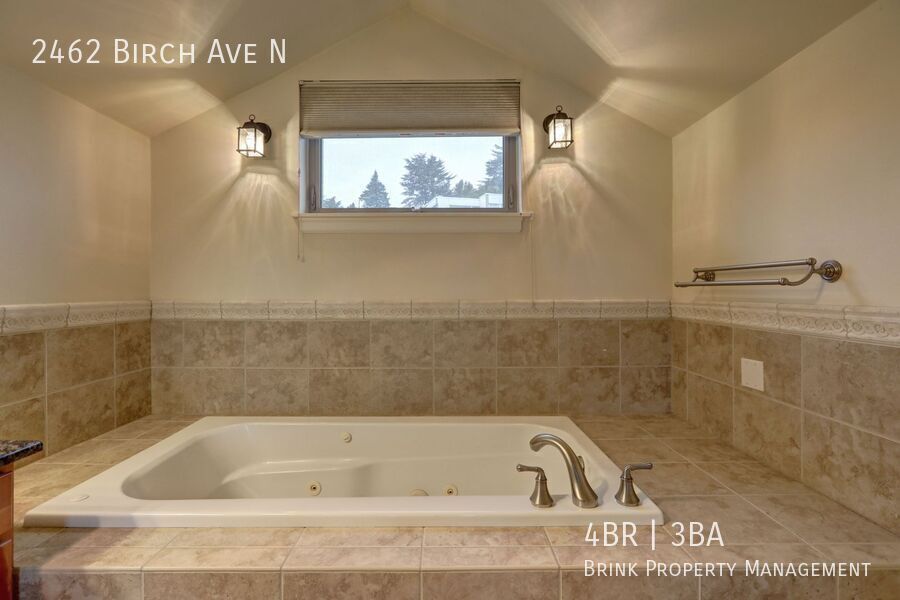 Grand 4 bedroom /2.5-bathroom Townhome w/ Sweeping Views of Lake Union & Cascades! property image